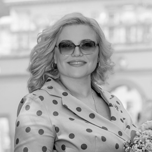 Алёна Гмызина - директор по коммуникациям (PR)